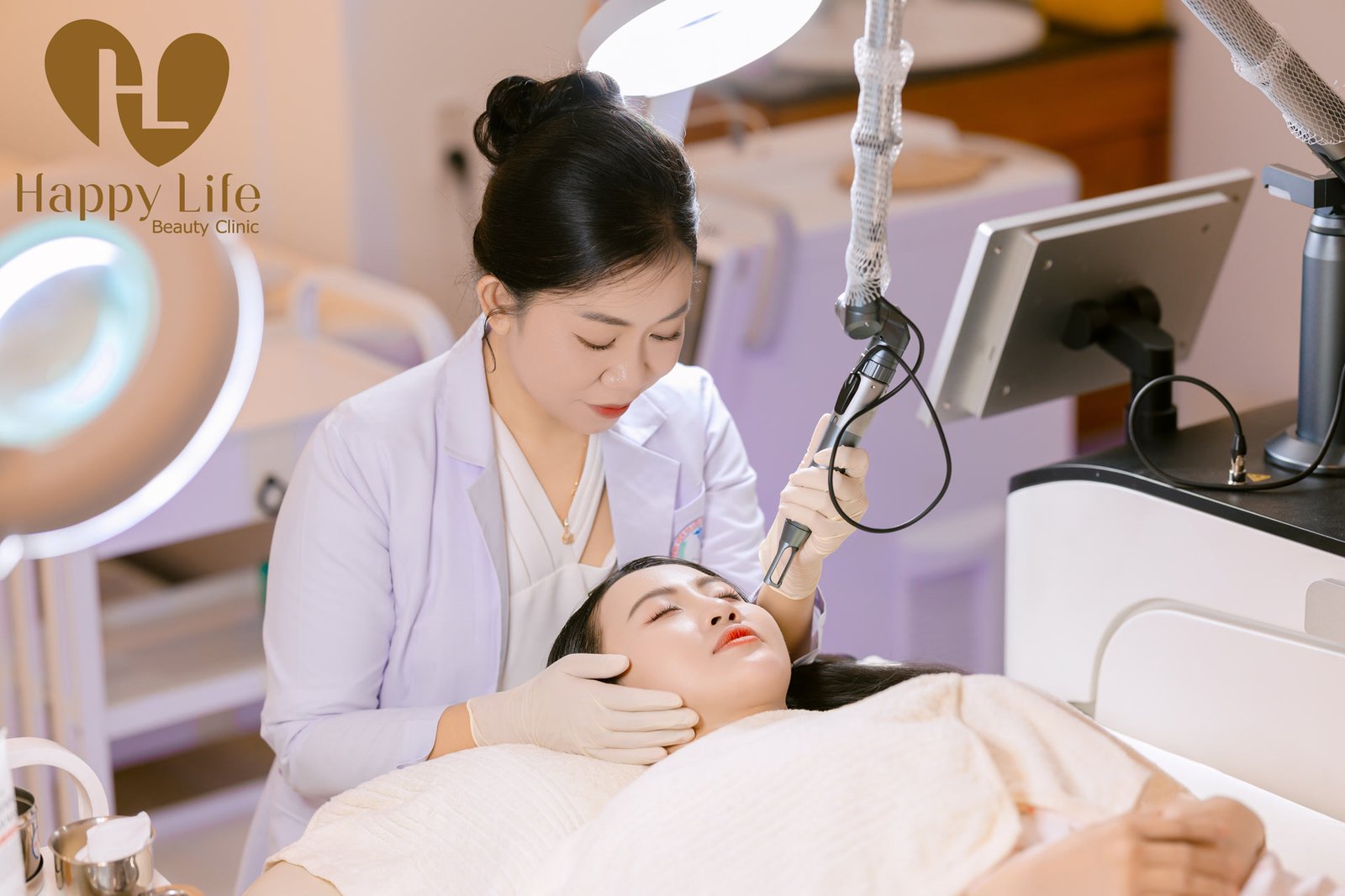 Bác sĩ Lâm Thị Mỹ Linh đang điều trị laser cho khách tại phòng khám Happy Life
